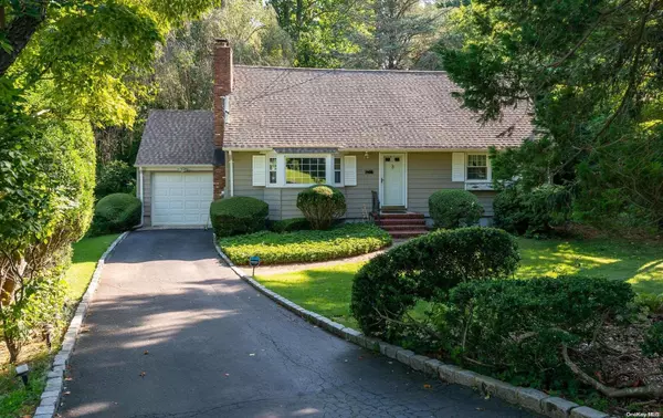 3 Rugby CT, Northport, NY 11768