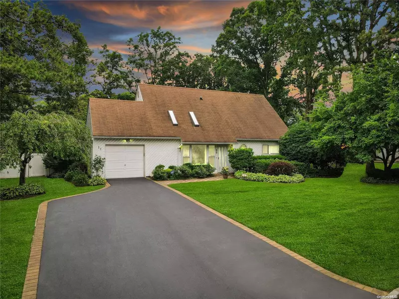 11 Freemont LN, Coram, NY 11727