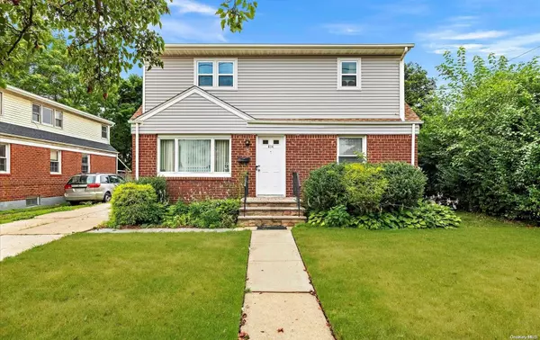 414 Greenwich ST, Hempstead, NY 11550