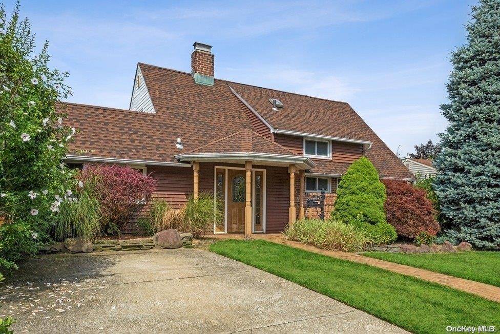 40 Wing LN, Wantagh, NY 11793