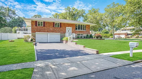 20 Mackay DR, Hauppauge, NY 11788