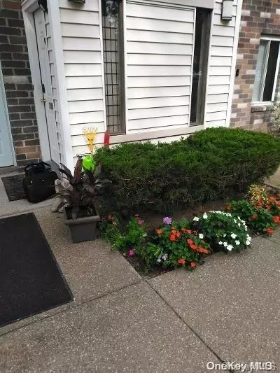 6 Kiowa CT #6, Coram, NY 11727