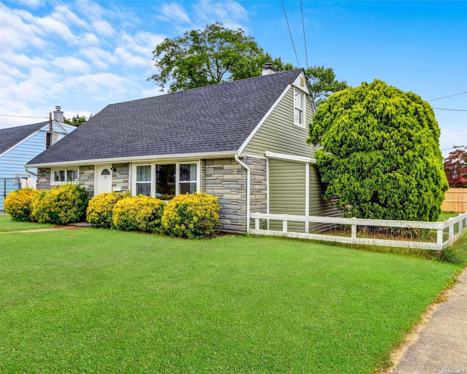 29 Park LN, Bethpage, NY 11714