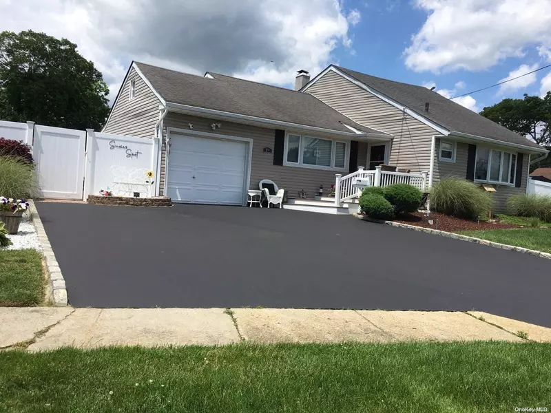 19 Cheryl LN, North Babylon, NY 11703