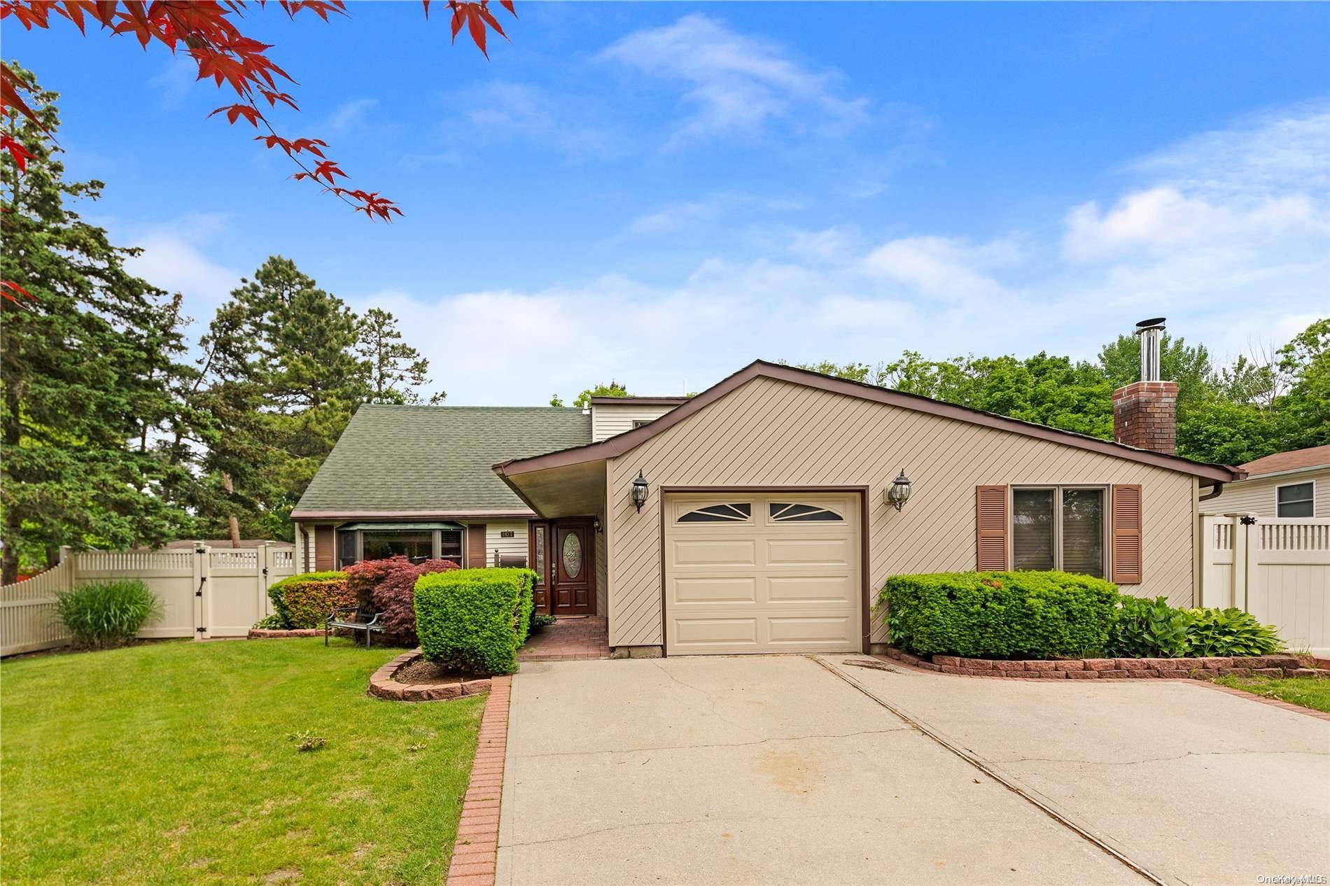 107 Serpentine LN, Islandia, NY 11749