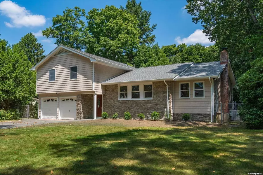 36 Monett PL, Greenlawn, NY 11740