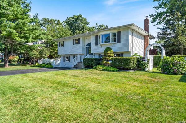 14 Estates LN, Shoreham, NY 11786