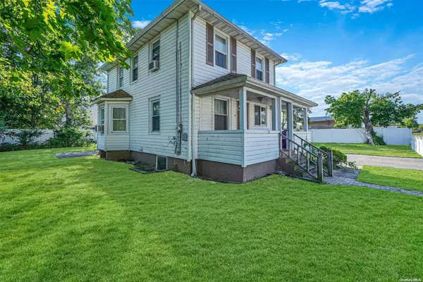 90 Redmond AVE, Bay Shore, NY 11706