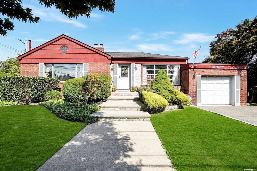 511 Milligan LN, West Islip, NY 11795