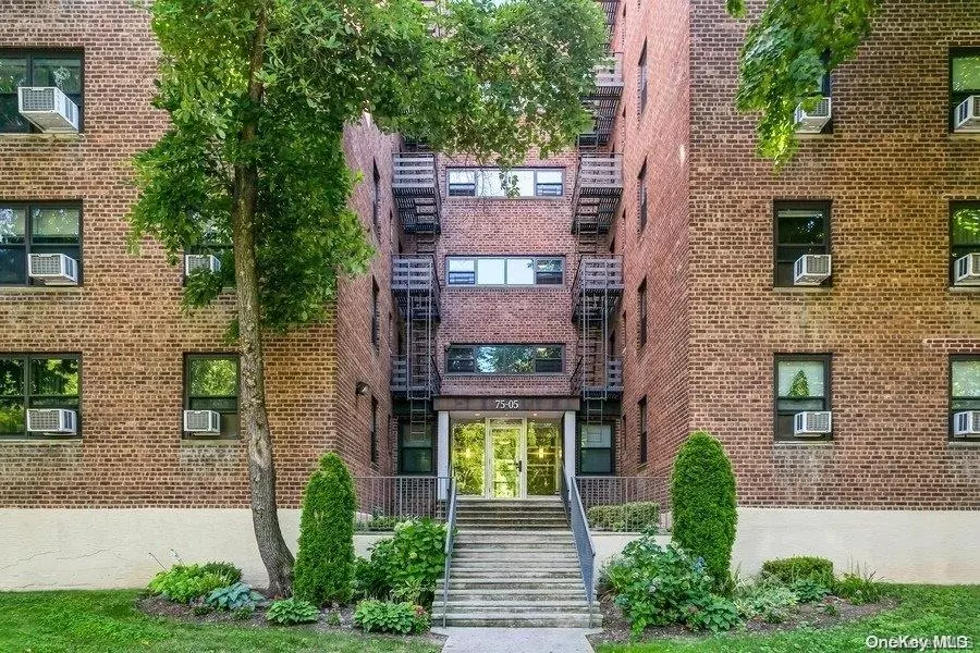 Oakland Gardens, NY 11364,7505 210 ST #2P