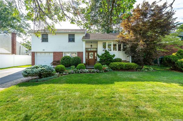 29 Roberta LN, Syosset, NY 11791