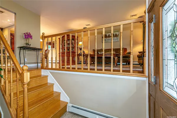 Syosset, NY 11791,29 Roberta LN