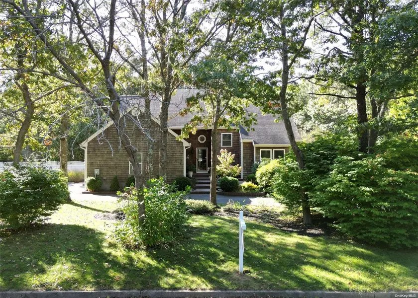 4 Green CT, Manorville, NY 11949