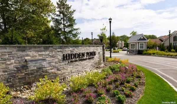 150 Hidden Ponds CIR #150, Smithtown, NY 11787