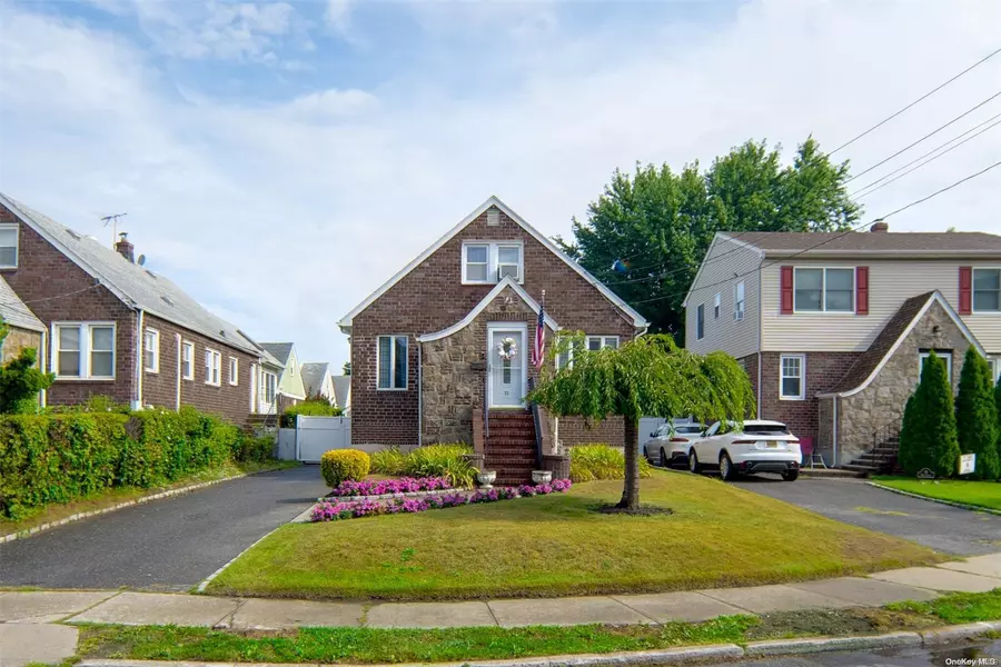 85 Wood ST, Lynbrook, NY 11563