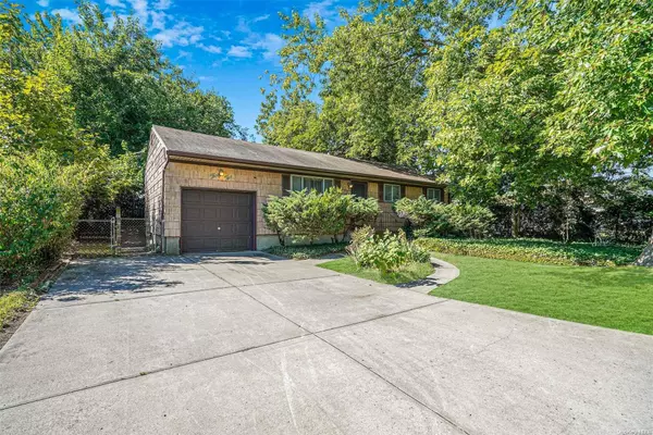 32 Codman ST, Brentwood, NY 11717