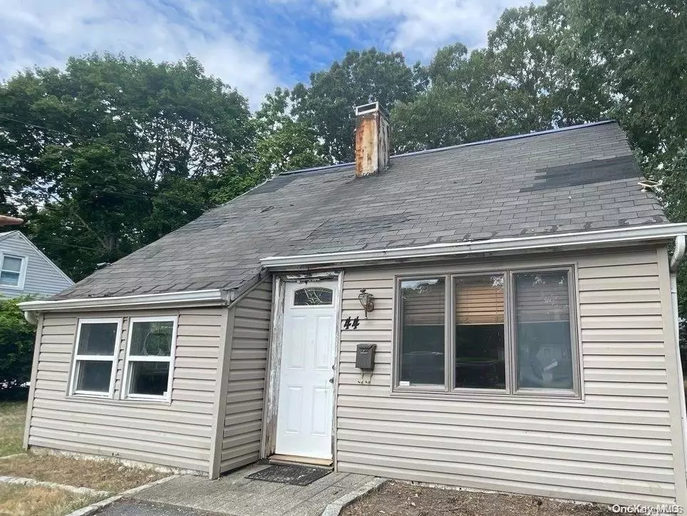 Central Islip, NY 11722,44 E Halley LN