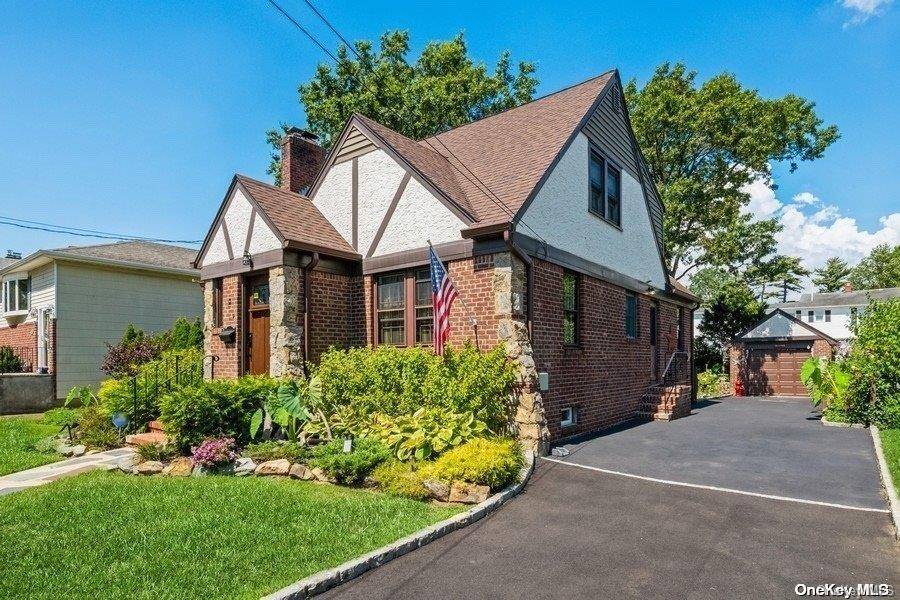 11 Nassau BLVD, Malverne, NY 11565