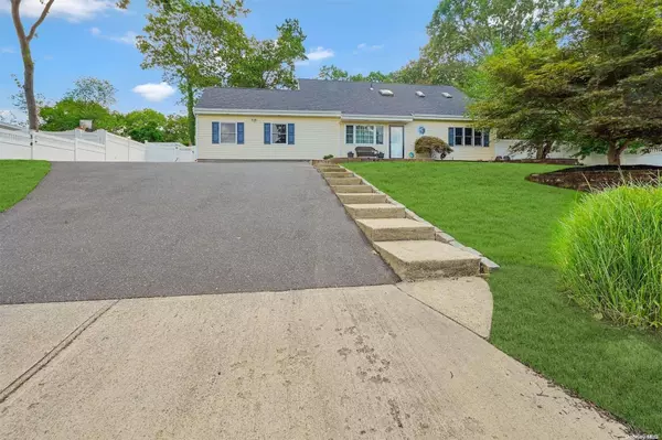 15 Devon AVE, Farmingville, NY 11738