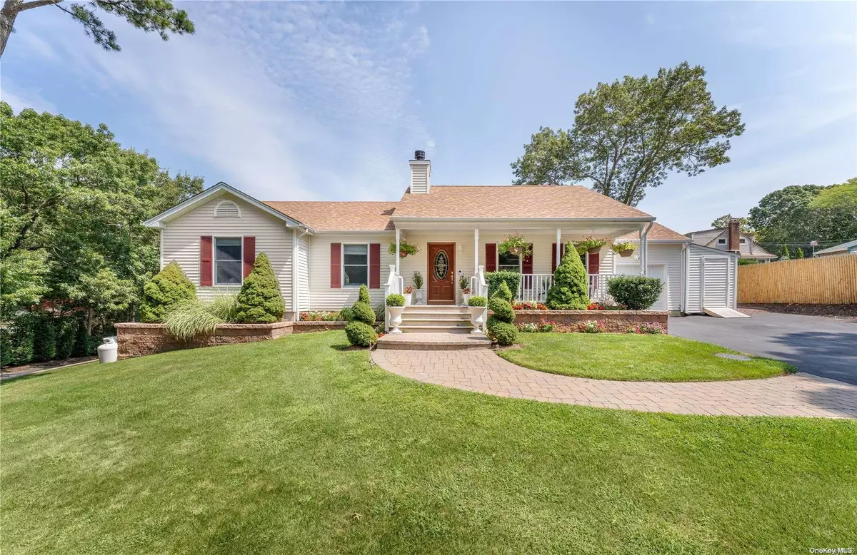 Hampton Bays, NY 11946,2 Camille CT