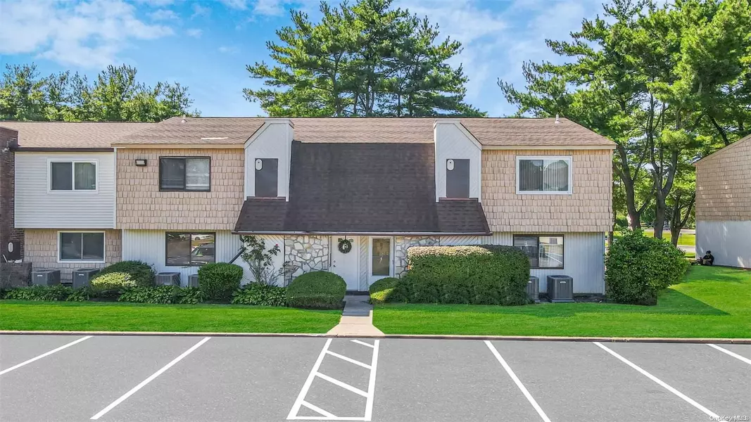 27 Pointe Circle S #27, Coram, NY 11727