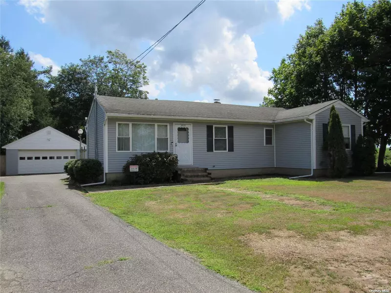 2575 Sound AVE, Baiting Hollow, NY 11933