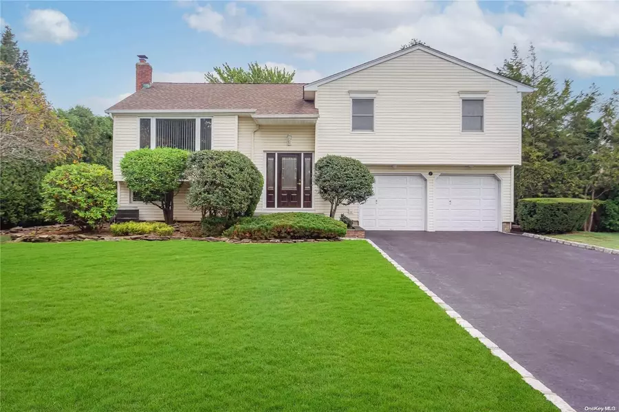 27 Greenfield LN, Commack, NY 11725