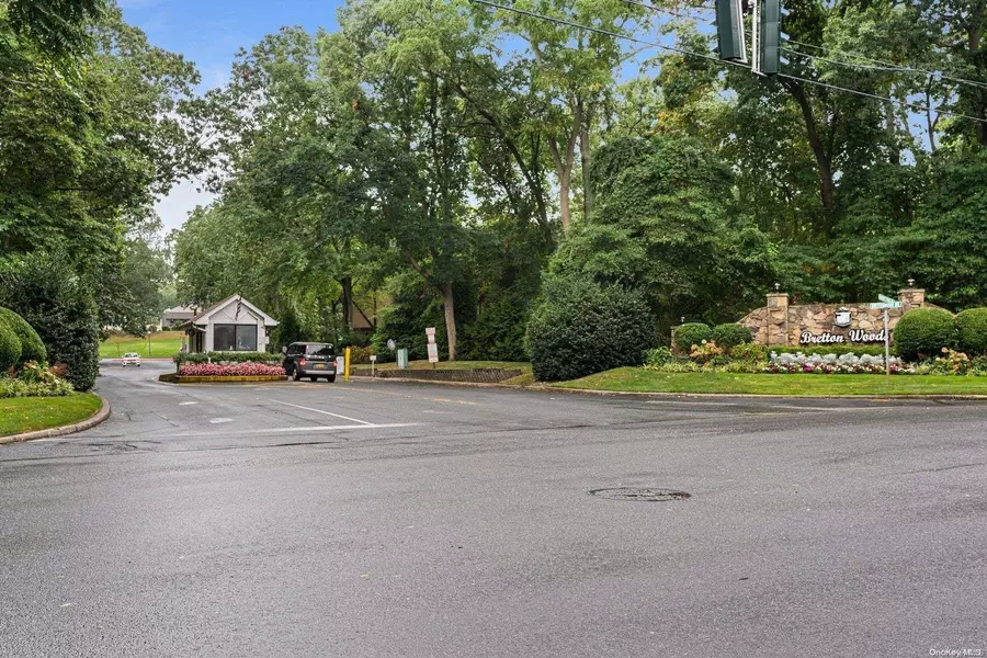 214 Skyline DR #214, Coram, NY 11727