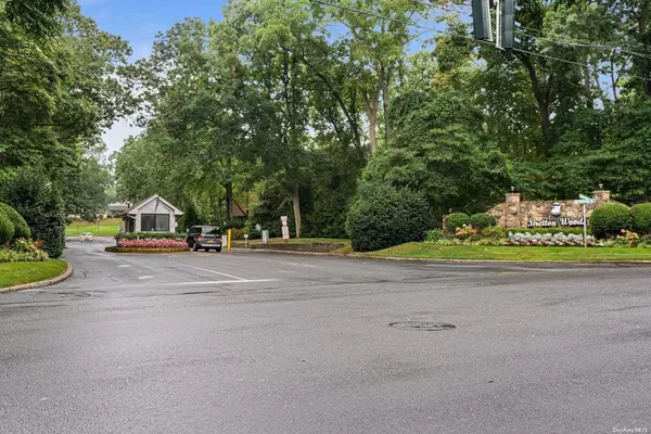 Coram, NY 11727,214 Skyline DR #214