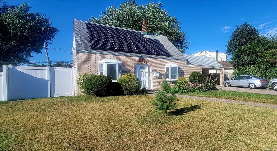 55 Club LN, Levittown, NY 11756