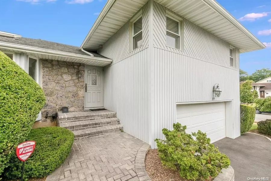 37 Merry LN, Jericho, NY 11753