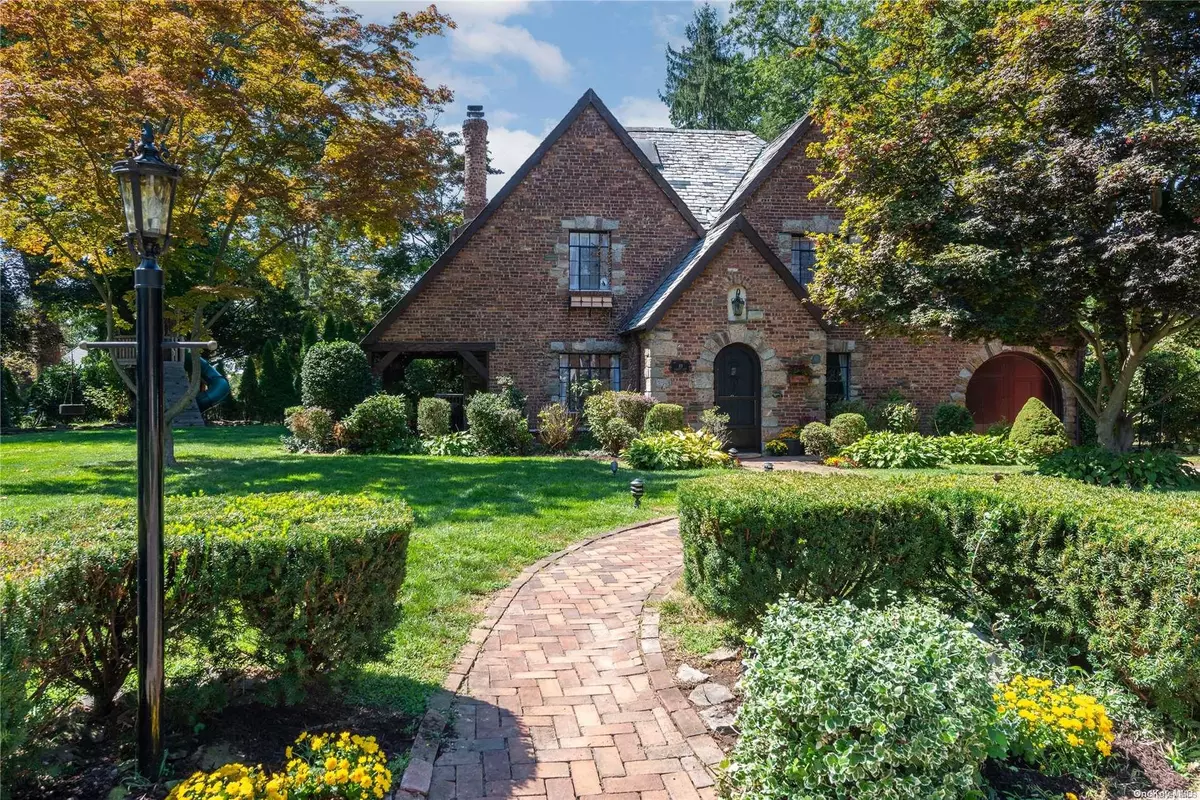 Manhasset, NY 11030,89 Woodcut LN