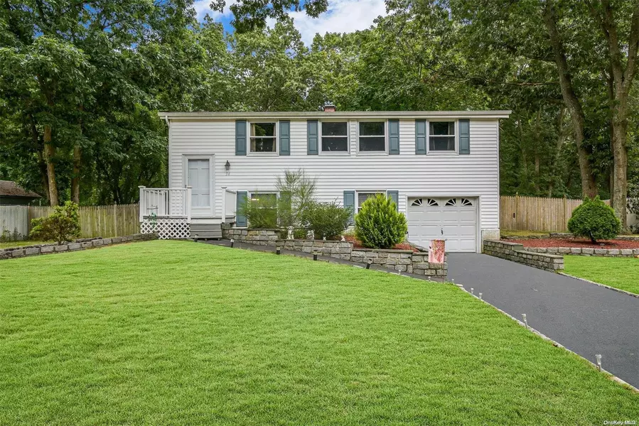 34 Mayflower LN, Setauket, NY 11733