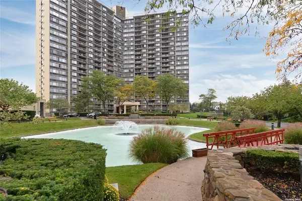 Bayside, NY 11360,1 Bay Club DR #15-N