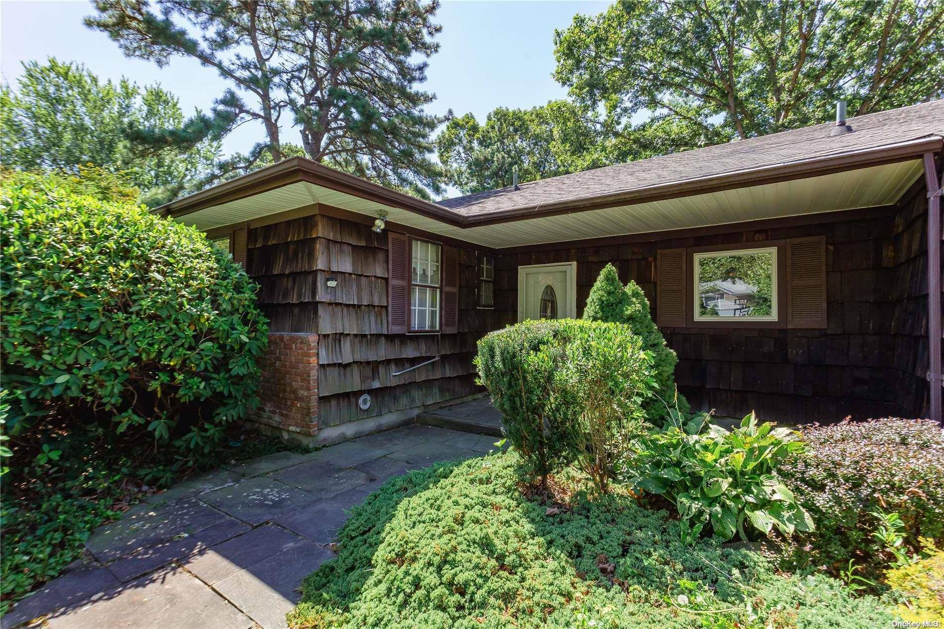 38 Shoreham DR, Dix Hills, NY 11746