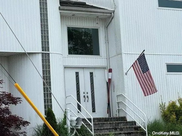 35 Adams AVE, Bayville, NY 11709