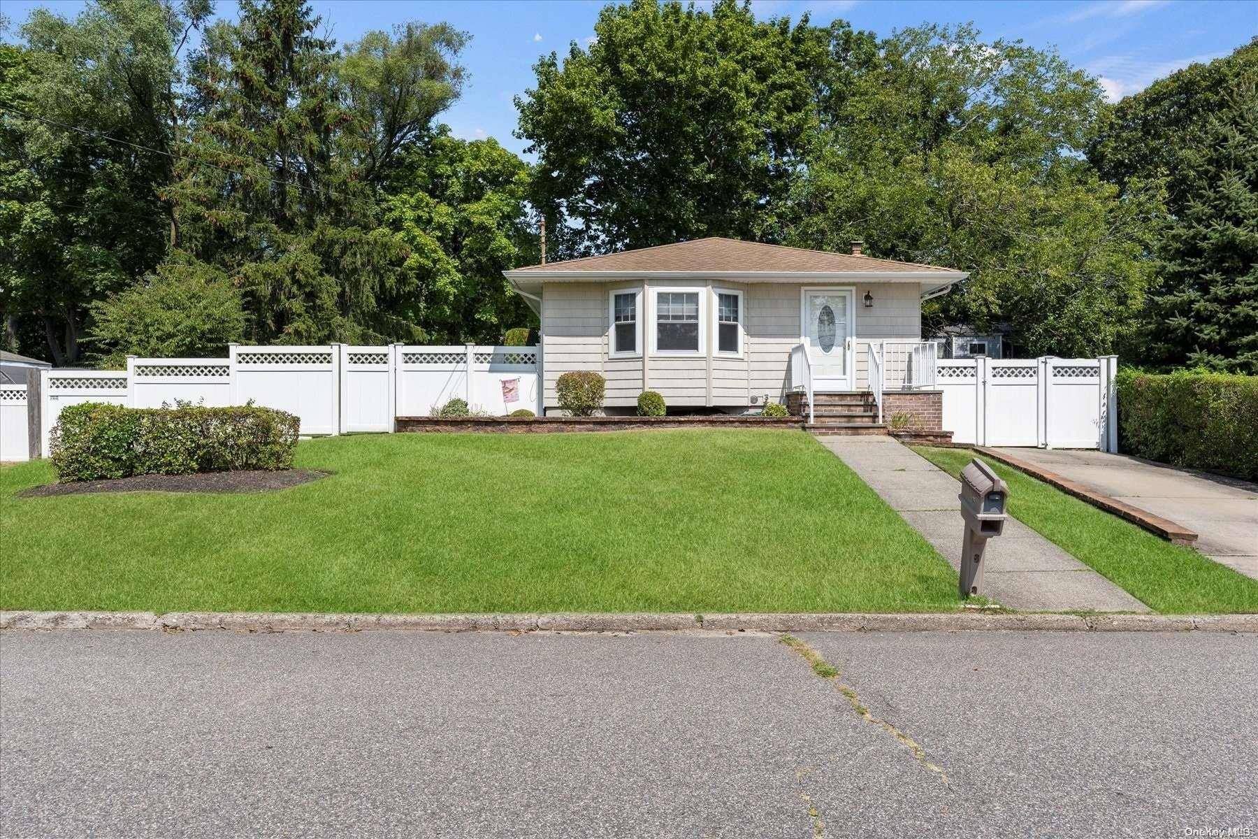 11 Remington Ave, Selden, NY 11784