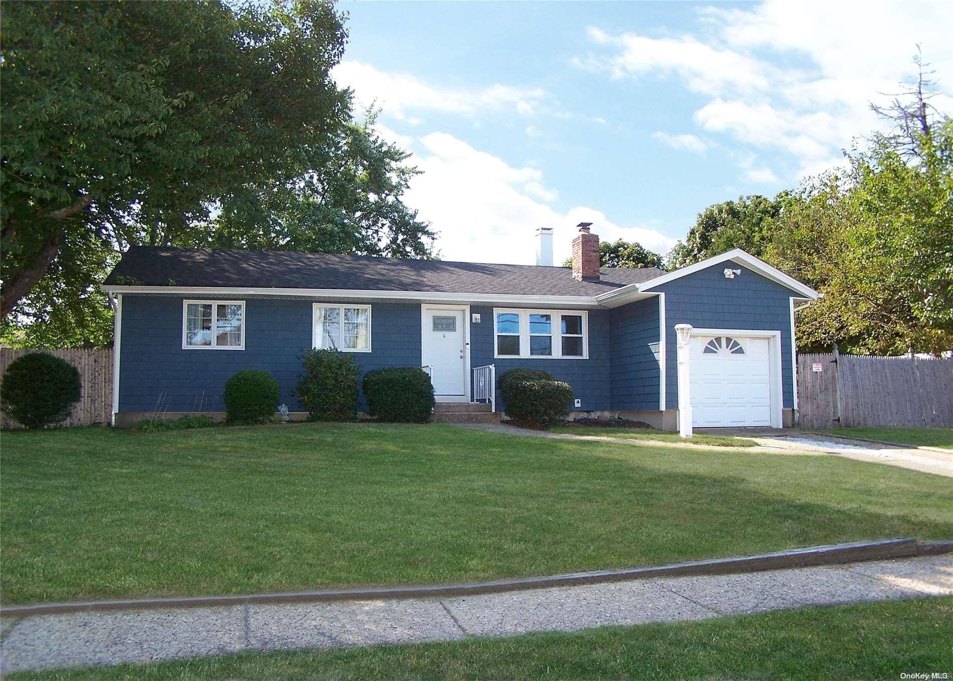 10 Eisenhower RD, Centereach, NY 11720
