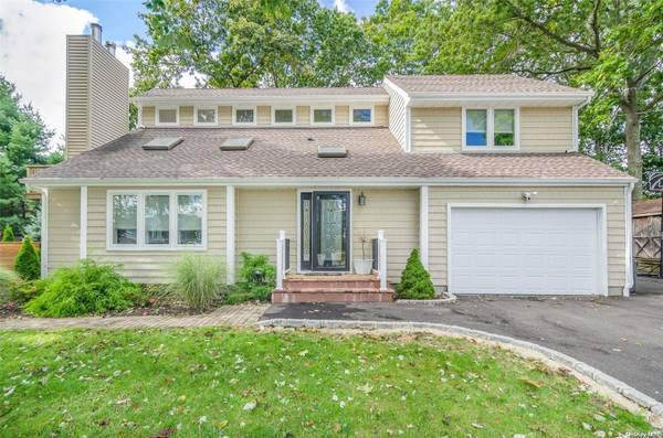 88 Forest AVE, Lake Grove, NY 11755