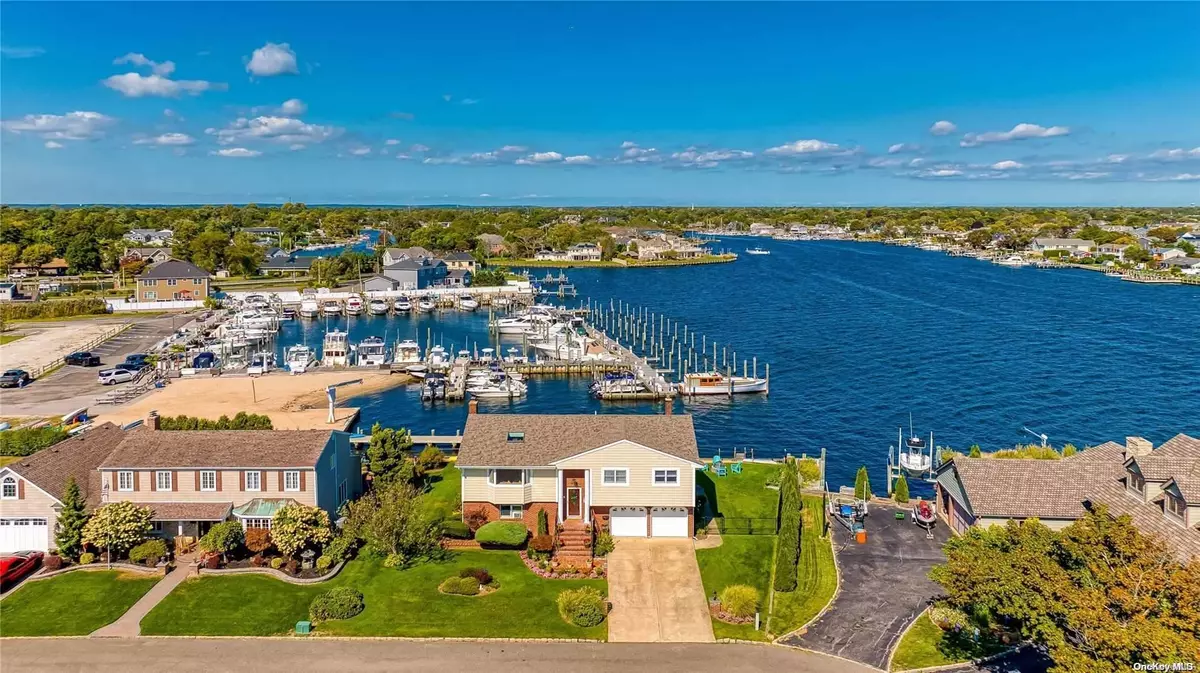 Babylon, NY 11702,38 Waters Edge CT