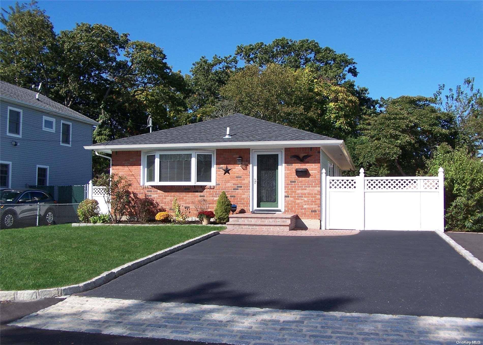 61 Spruce ST, Islip, NY 11751