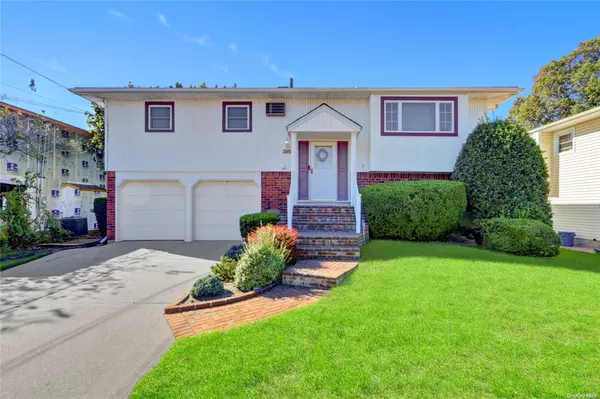 2958 Seaford CT, Wantagh, NY 11793