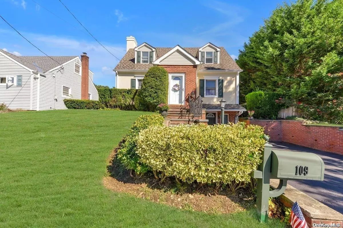 Glen Cove, NY 11542,109 Robinson AVE