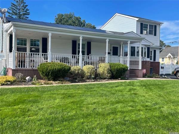 136 Daniel ST, Lindenhurst, NY 11757