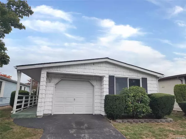 Manorville, NY 11949,140 Village CIR #140