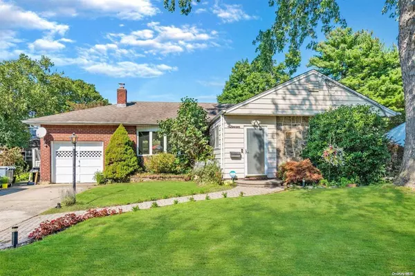 11 Holmes PL, Greenlawn, NY 11740