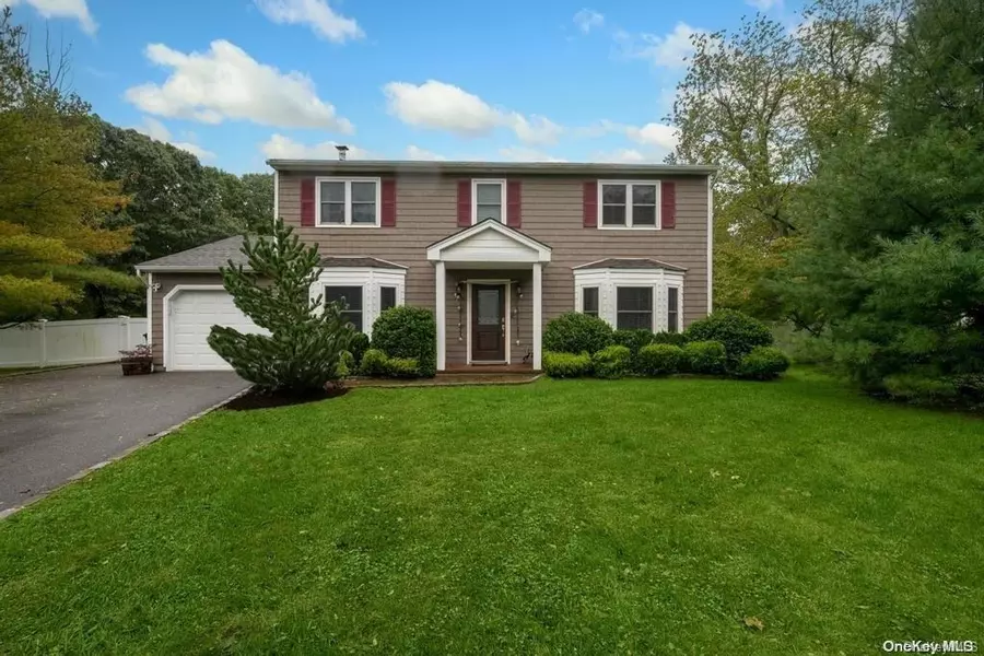 25 Pinetree CT, Commack, NY 11725