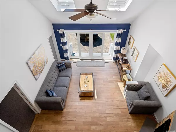 Hampton Bays, NY 11946,4 White LN