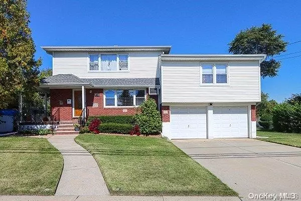 Lynbrook, NY 11563,119 Northumberland Gate