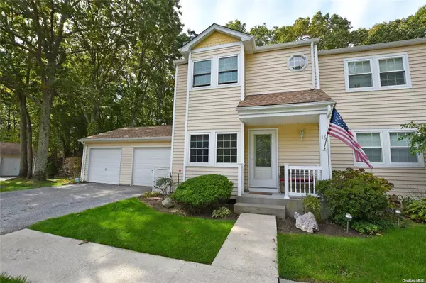 16 Chase Commons #16, Yaphank, NY 11980